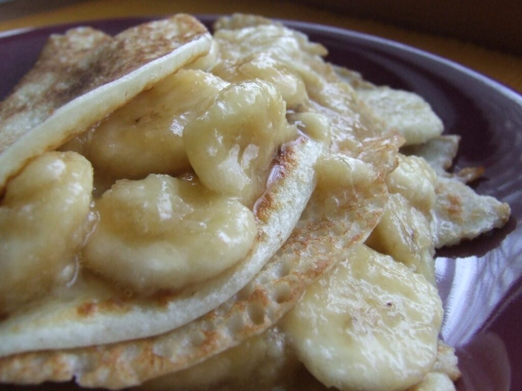 Blynai su klevu sirupu ir bananais