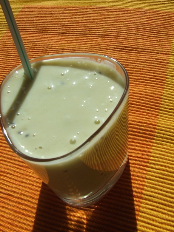 Smoothie su bananais ir kivi